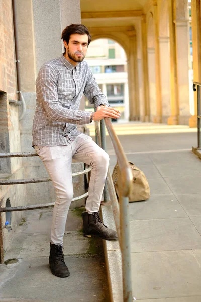 Yakışıklı, koyu renk saçlı İtalyan çocuk atari salonlarının altında geziniyor. Yüksek kalite fotoğraf