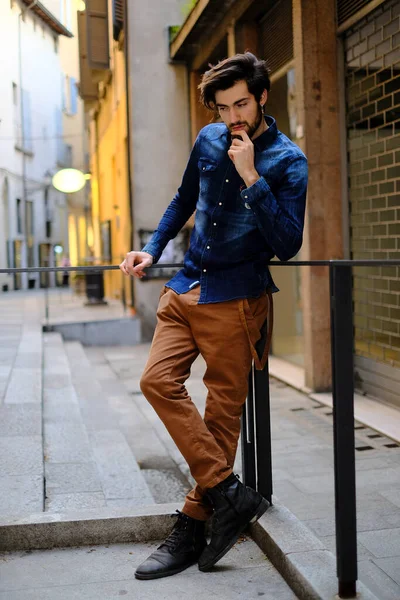 Kasaba merkezinde yakışıklı, siyah saçlı bir çocuk var. Yüksek kalite fotoğraf