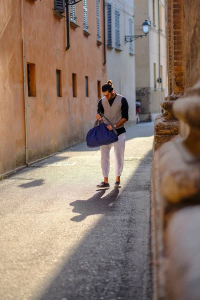 Kasaba merkezinde yakışıklı, siyah saçlı bir çocuk var. Yüksek kalite fotoğraf