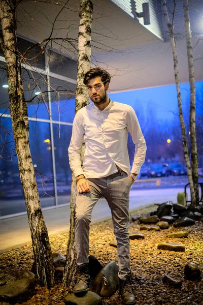 Yakışıklı, siyah saçlı İtalyan çocuk akşam şehir merkezinde yürüyor. Yüksek kalite fotoğraf