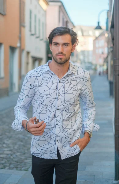 Kasaba merkezinde yakışıklı, siyah saçlı bir çocuk var. Yüksek kalite fotoğraf