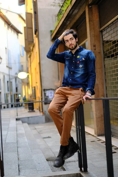 Kasaba merkezinde yakışıklı, siyah saçlı bir çocuk var. Yüksek kalite fotoğraf