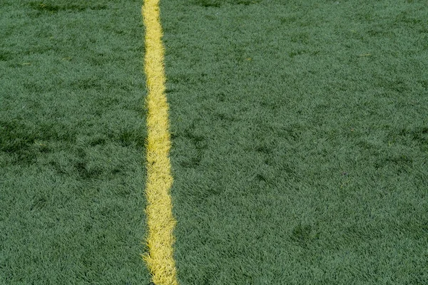 Green Synthetic Grass Sports Field Yellow Line Shot Sports Background — Stockfoto