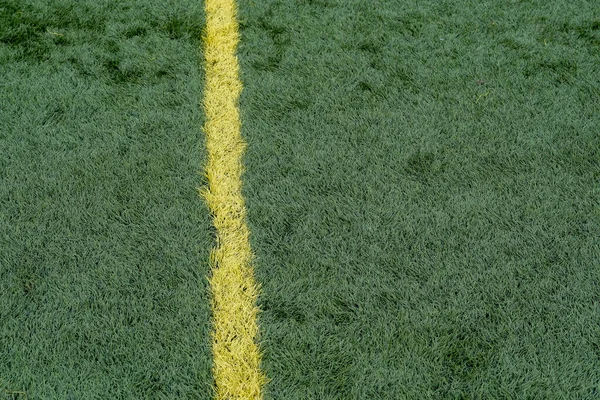 Zielona Trawa Syntetyczna Boisko Sportowe Żółtą Linią Strzał Góry Tło — Zdjęcie stockowe