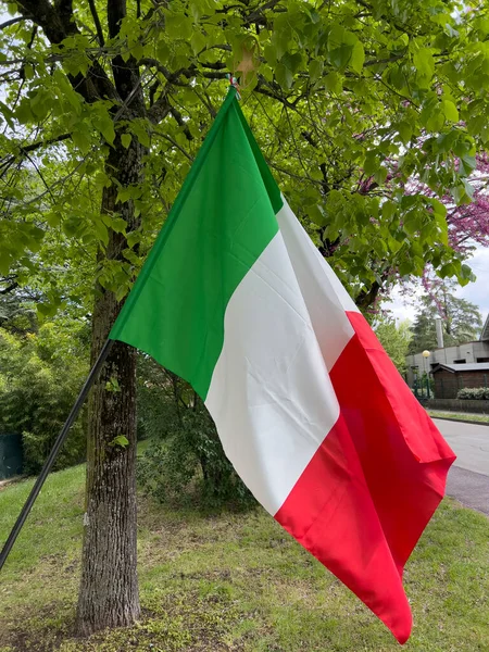 Bandeira Italiana Acenando Sobre Céu Azul Foto Alta Qualidade — Fotografia de Stock