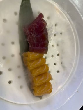 Beyaz tabakta ton balığı ve somon balığı. Yüksek kalite fotoğraf