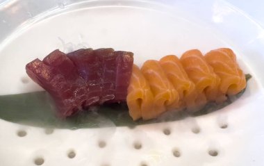 Beyaz tabakta ton balığı ve somon balığı. Yüksek kalite fotoğraf