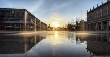 Günbatımındaki çeşme Plaza Vittoria, Reggio Emilia 'da. Yüksek kalite fotoğraf
