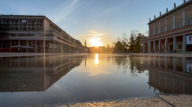 Günbatımındaki çeşme Plaza Vittoria, Reggio Emilia 'da. Yüksek kalite fotoğraf