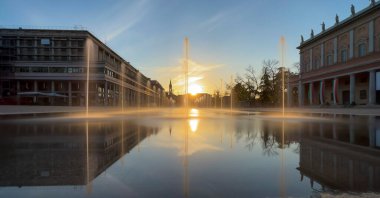 Günbatımındaki çeşme Plaza Vittoria, Reggio Emilia 'da. Yüksek kalite fotoğraf