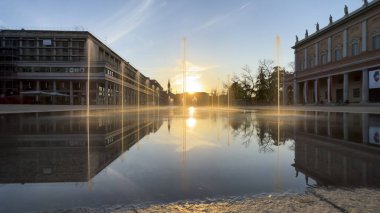 Günbatımındaki çeşme Plaza Vittoria, Reggio Emilia 'da. Yüksek kalite fotoğraf