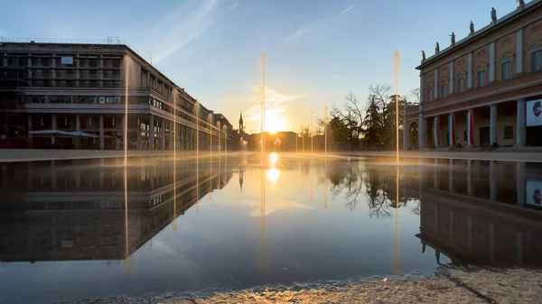 Günbatımındaki çeşme Plaza Vittoria, Reggio Emilia 'da. Yüksek kalite fotoğraf