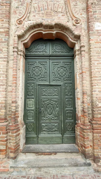 İtalya 'nın ortaçağ eski kasabasında eski yeşil kapılı bir ev. Yüksek kalite fotoğraf