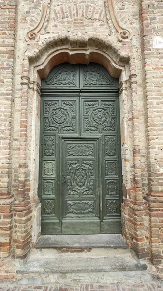 İtalya 'nın ortaçağ eski kasabasında eski yeşil kapılı bir ev. Yüksek kalite fotoğraf