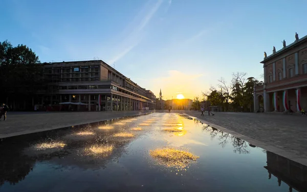 Günbatımındaki çeşme Plaza Vittoria, Reggio Emilia 'da. Yüksek kalite fotoğraf