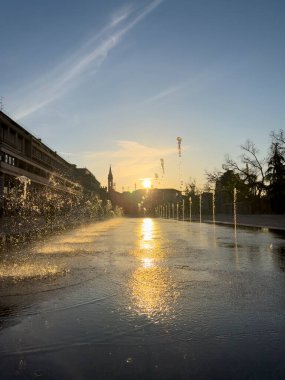 Günbatımındaki çeşme Plaza Vittoria, Reggio Emilia 'da. Yüksek kalite fotoğraf