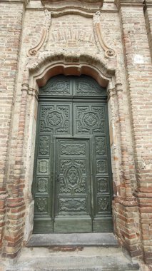 İtalya 'nın ortaçağ eski kasabasında eski yeşil kapılı bir ev. Yüksek kalite fotoğraf