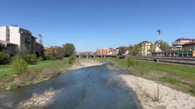 Güneşli bir günde Parma Nehri üzerindeki köprü. Yüksek kalite 4k görüntü