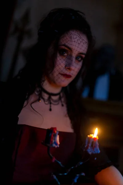 Schöne Brünette Vampirmädchen Mit Blutigen Zähnen Geht Ein Schloss Mit — Stockfoto