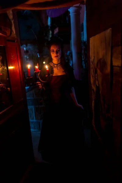 Mooi Brunette Vampier Meisje Met Bloederige Tanden Mooi Brunette Vampier — Stockfoto