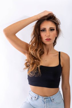 Stüdyoda poz veren güzel esmer İtalyan kız. Yüksek kalite fotoğraf