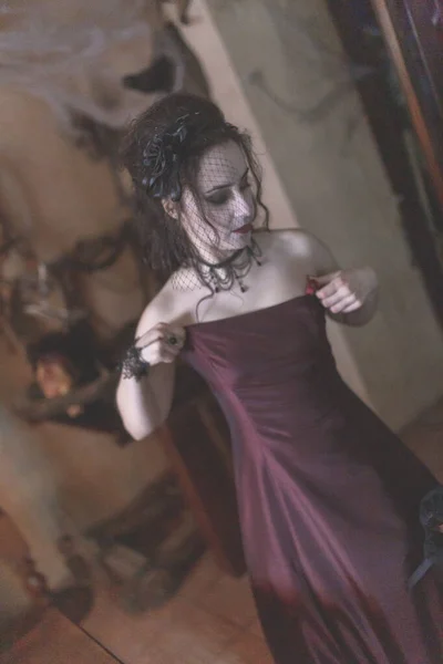 Mooi Brunette Vampier Meisje Met Bloederige Tanden Hoge Kwaliteit Foto — Stockfoto