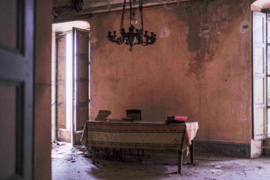 Terk edilmiş eski kraliyet evindeki yemek odası. Yüksek kalite fotoğraf