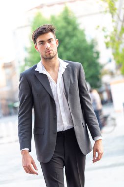 Yakışıklı, siyah saçlı İtalyan adam Reggio Emilia 'nın ortasında yürüyor. Yüksek kalite fotoğraf