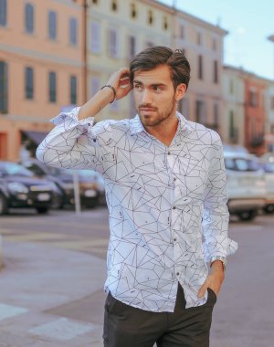 Yakışıklı, siyah saçlı İtalyan çocuk şehir merkezinde yürüyor. Yüksek kalite fotoğraf