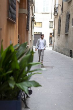 Yakışıklı, siyah saçlı İtalyan adam Reggio Emilia 'nın ortasında yürüyor. Yüksek kalite fotoğraf