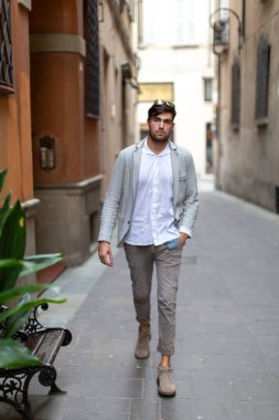 Yakışıklı, siyah saçlı İtalyan adam Reggio Emilia 'nın ortasında yürüyor. Yüksek kalite fotoğraf