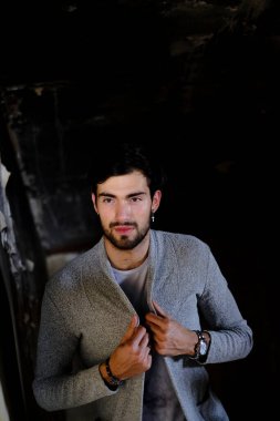 Gri ceketli, koyu renk saçlı yakışıklı bir İtalyan. Yüksek kalite fotoğraf