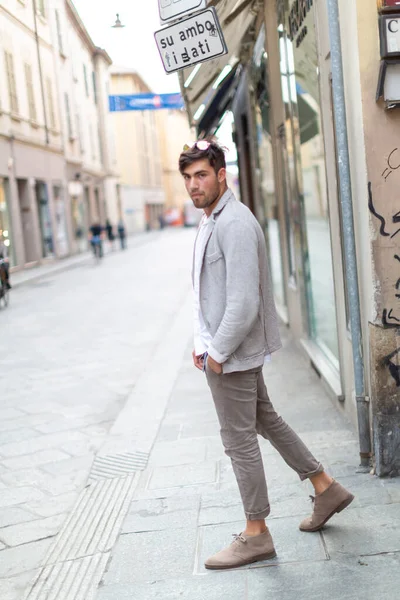 Yakışıklı, siyah saçlı İtalyan adam Reggio Emilia 'nın ortasında yürüyor. Yüksek kalite fotoğraf