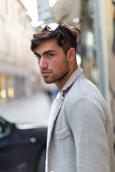 Yakışıklı, siyah saçlı İtalyan adam Reggio Emilia 'nın ortasında yürüyor. Yüksek kalite fotoğraf