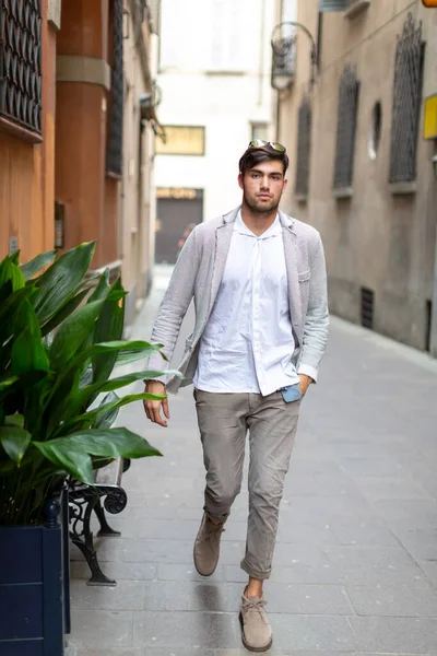 Yakışıklı, siyah saçlı İtalyan adam Reggio Emilia 'nın ortasında yürüyor. Yüksek kalite fotoğraf