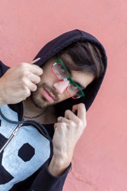 Siyah kapüşonlu, siyah tişörtlü yakışıklı, siyah saçlı adam. Yüksek kalite fotoğraf