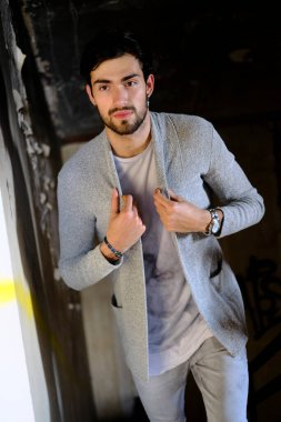 Gri ceketli, koyu renk saçlı yakışıklı bir İtalyan. Yüksek kalite fotoğraf