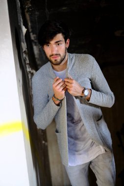 Gri ceketli, koyu renk saçlı yakışıklı bir İtalyan. Yüksek kalite fotoğraf