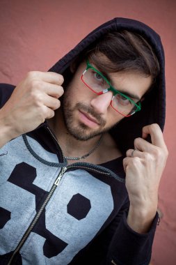 Siyah kapüşonlu, siyah tişörtlü yakışıklı, siyah saçlı adam. Yüksek kalite fotoğraf