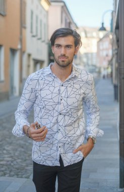 Yakışıklı, siyah saçlı İtalyan çocuk şehir merkezinde yürüyor. Yüksek kalite fotoğraf