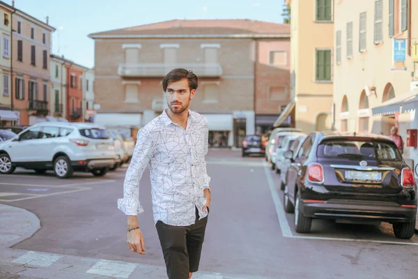 Yakışıklı, siyah saçlı İtalyan çocuk şehir merkezinde yürüyor. Yüksek kalite fotoğraf
