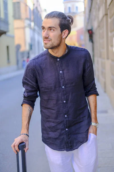 英俊的意大利黑头发男孩穿着蓝色衬衫走在市中心 高质量的照片 — 图库照片