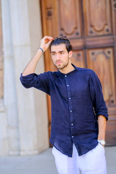 英俊的意大利黑头发男孩穿着蓝色衬衫走在市中心 高质量的照片 — 图库照片