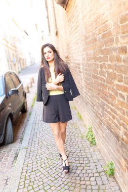 Güzel esmer İtalyan kız şehir merkezinde. Yüksek kalite fotoğraf