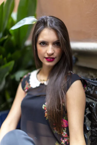 Mooi Brunette Italiaans Meisje Zitten Een Bank Hoge Kwaliteit Foto — Stockfoto
