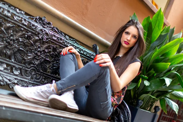 美しいブルネットのイタリア人の女の子がベンチに座っている 高品質の写真 — ストック写真