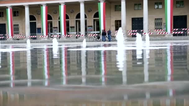 Fuente Atardecer Plaza Vittoria Reggio Emilia Con Bandera Italiana Video — Vídeos de Stock