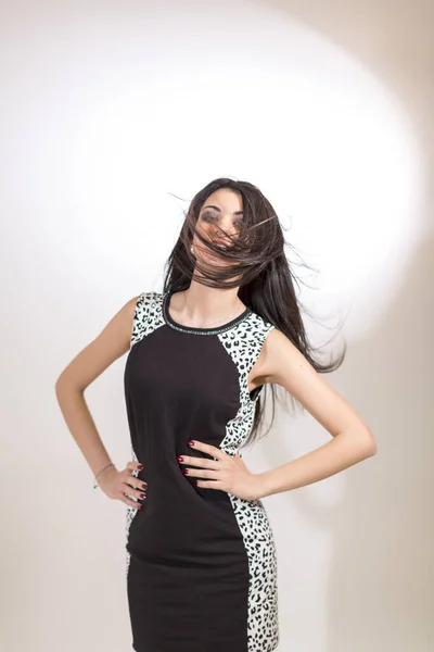 Mooi Brunette Italiaans Meisje Poseren Korte Zwarte Jurk Witte Achtergrond — Stockfoto