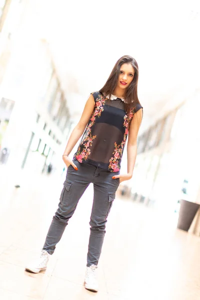 Mooi Brunette Italiaans Meisje Met Transparant Shirt Het Centrum Van — Stockfoto