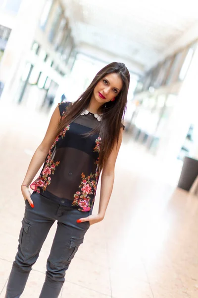 Mooi Brunette Italiaans Meisje Met Transparant Shirt Het Centrum Van — Stockfoto